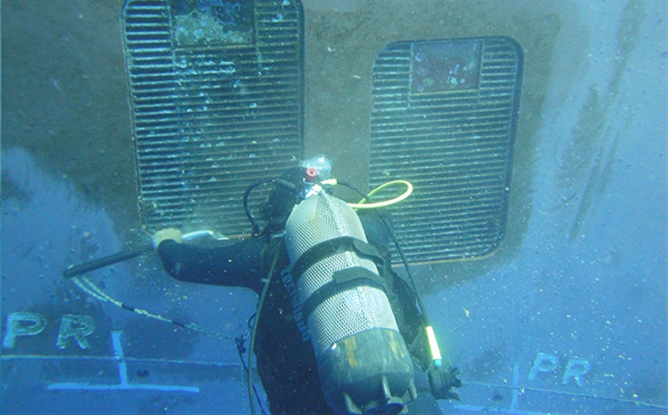 VỆ SINH THÂN VỎ TÀU VÀ CÁC CHÂN ĐẾ GIÀN KHOAN